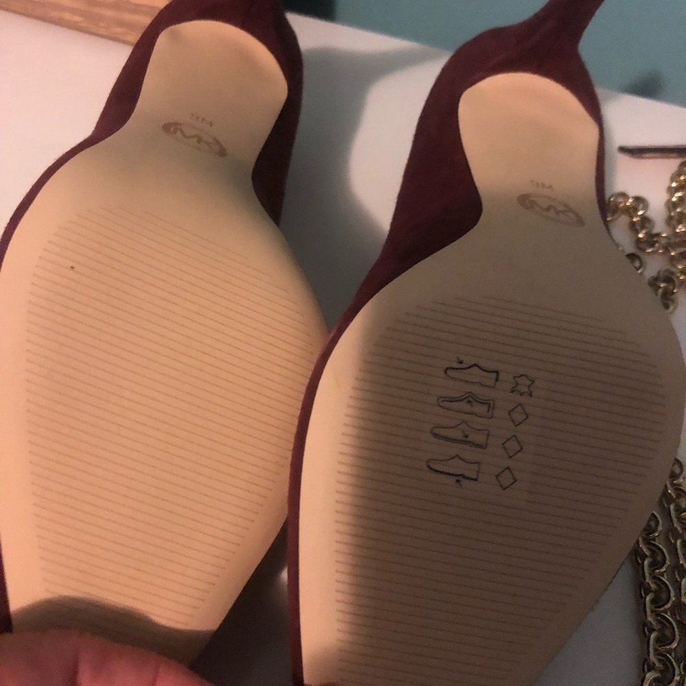 Gorgeous MichaelKors Burgundy Suede Gold Bow pumps - Picture 4 of 4